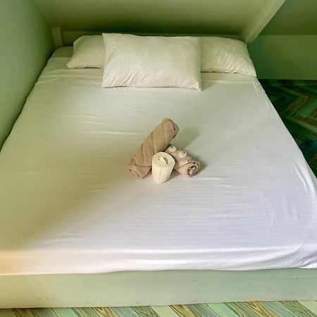 マンバヤオ Borbon'S Treehouse By The Sea Bed & Breakfast エクステリア 写真