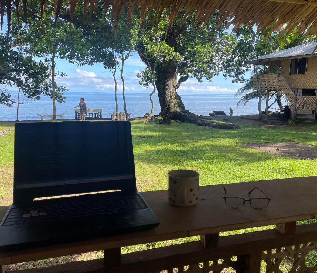 マンバヤオ Borbon'S Treehouse By The Sea Bed & Breakfast エクステリア 写真