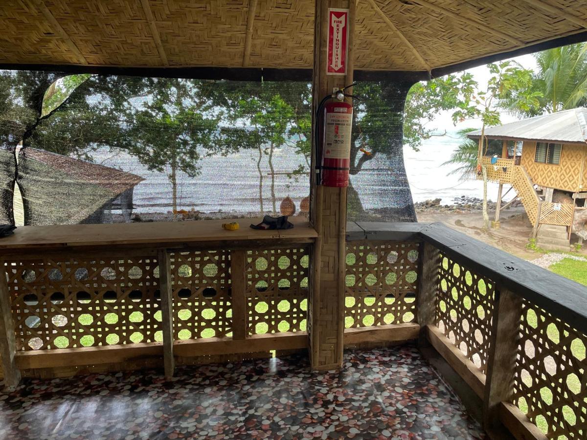 マンバヤオ Borbon'S Treehouse By The Sea Bed & Breakfast エクステリア 写真