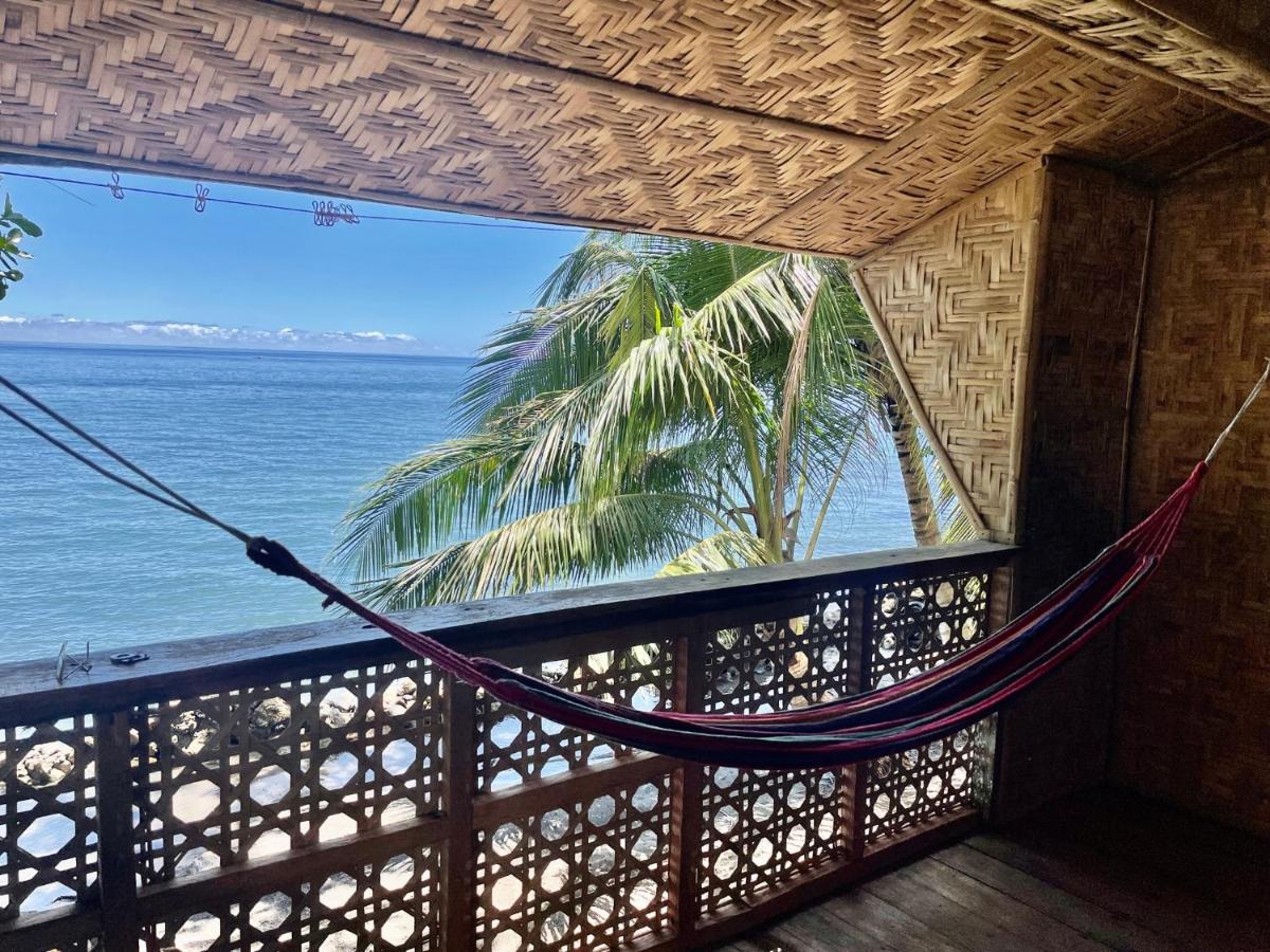 マンバヤオ Borbon'S Treehouse By The Sea Bed & Breakfast エクステリア 写真