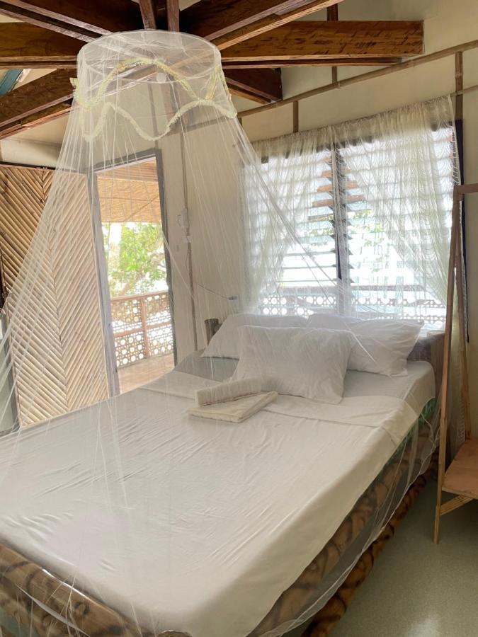 マンバヤオ Borbon'S Treehouse By The Sea Bed & Breakfast エクステリア 写真