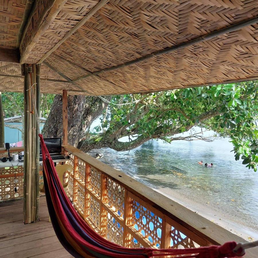 マンバヤオ Borbon'S Treehouse By The Sea Bed & Breakfast エクステリア 写真