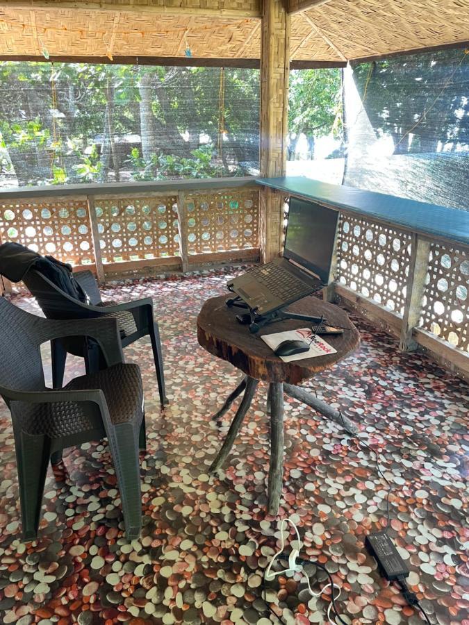 マンバヤオ Borbon'S Treehouse By The Sea Bed & Breakfast エクステリア 写真