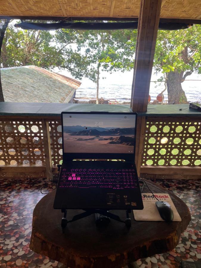 マンバヤオ Borbon'S Treehouse By The Sea Bed & Breakfast エクステリア 写真