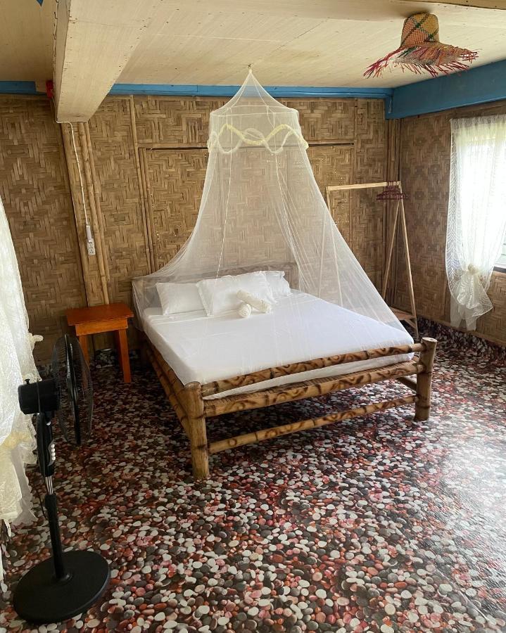 マンバヤオ Borbon'S Treehouse By The Sea Bed & Breakfast エクステリア 写真