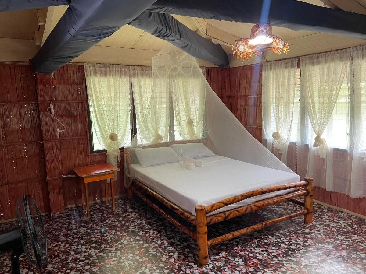 マンバヤオ Borbon'S Treehouse By The Sea Bed & Breakfast エクステリア 写真