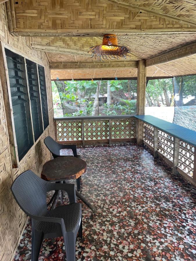 マンバヤオ Borbon'S Treehouse By The Sea Bed & Breakfast エクステリア 写真