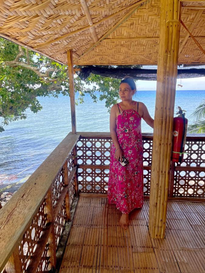 マンバヤオ Borbon'S Treehouse By The Sea Bed & Breakfast エクステリア 写真