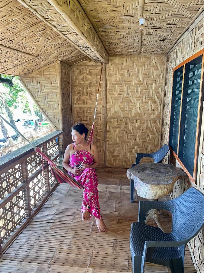 マンバヤオ Borbon'S Treehouse By The Sea Bed & Breakfast エクステリア 写真