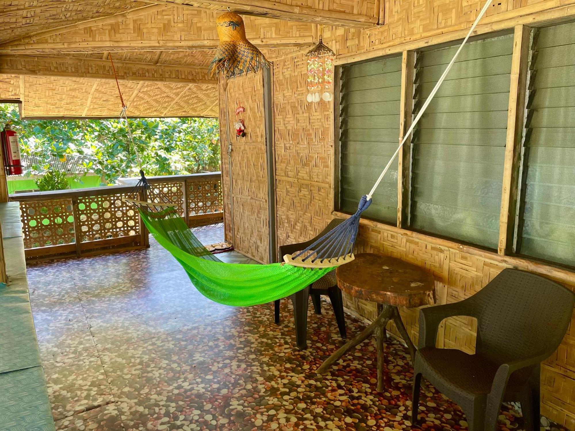 マンバヤオ Borbon'S Treehouse By The Sea Bed & Breakfast エクステリア 写真
