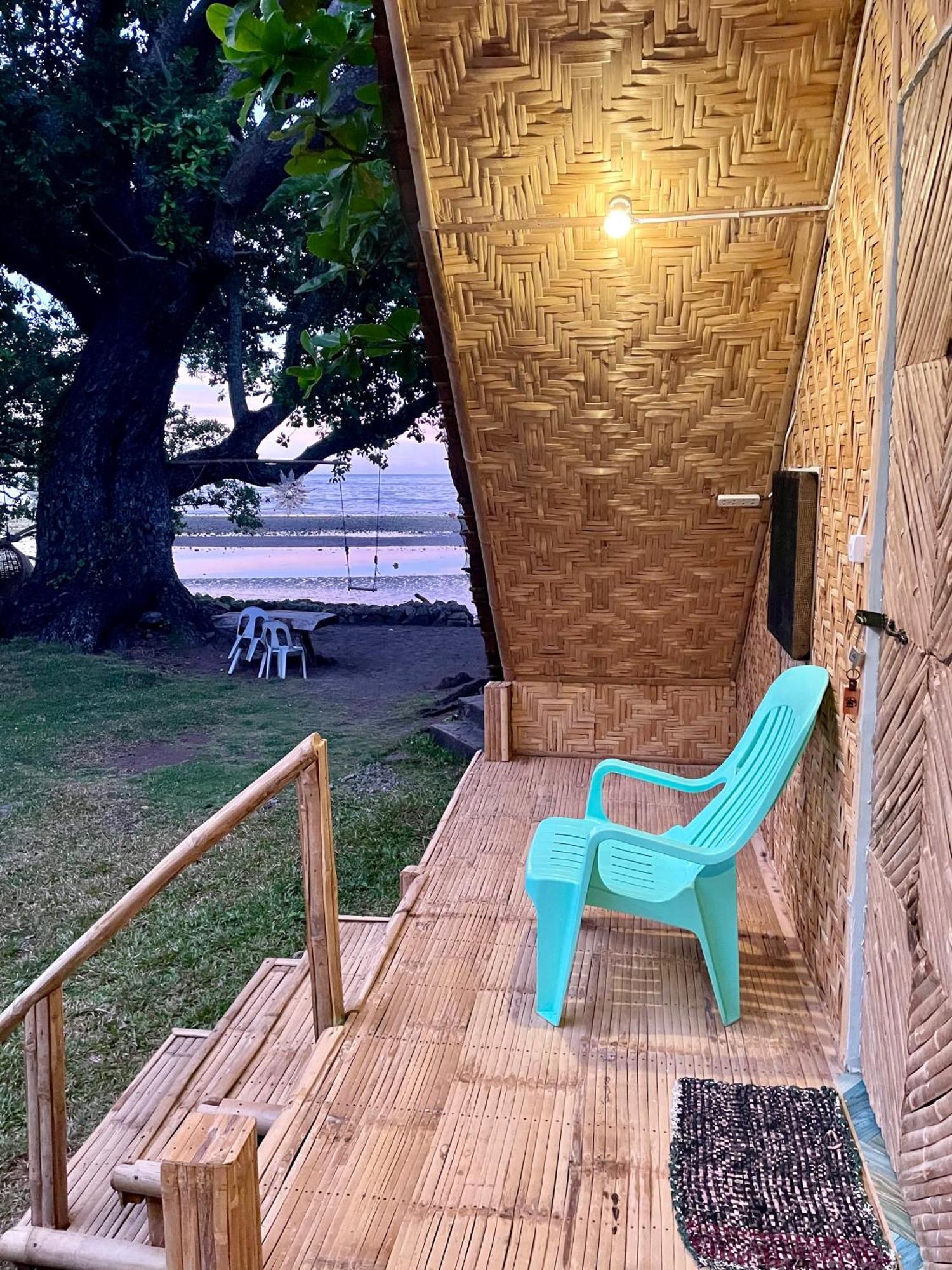 マンバヤオ Borbon'S Treehouse By The Sea Bed & Breakfast エクステリア 写真
