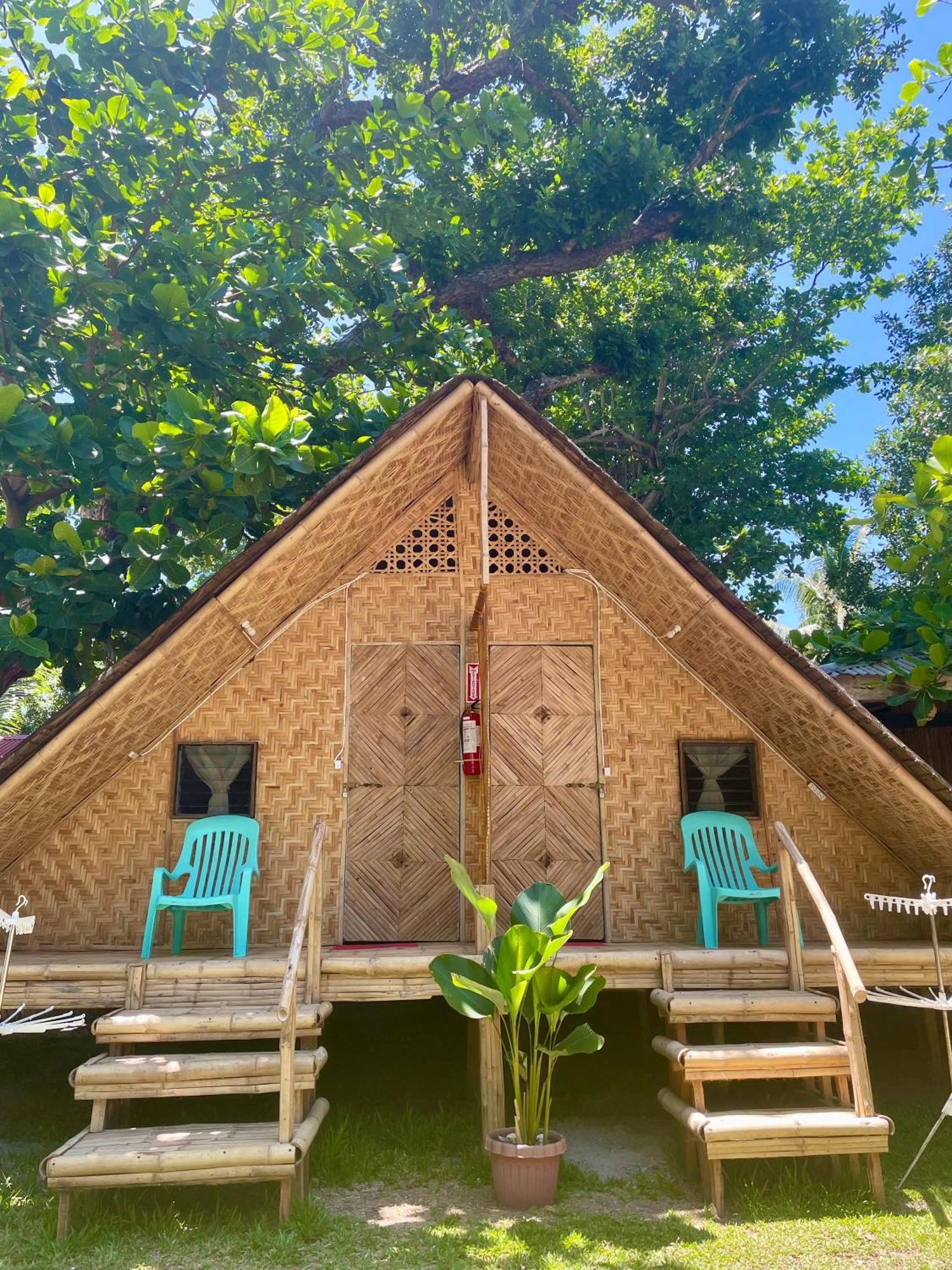 マンバヤオ Borbon'S Treehouse By The Sea Bed & Breakfast エクステリア 写真