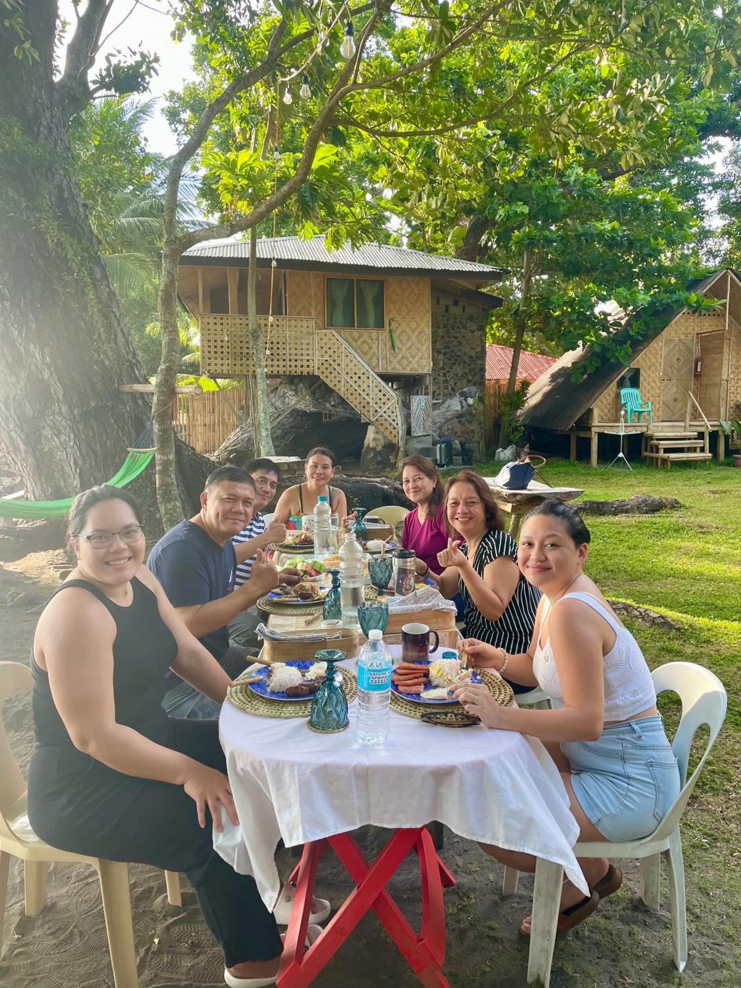 マンバヤオ Borbon'S Treehouse By The Sea Bed & Breakfast エクステリア 写真