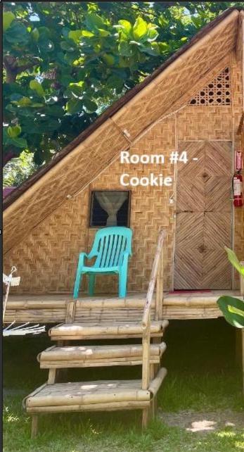 マンバヤオ Borbon'S Treehouse By The Sea Bed & Breakfast エクステリア 写真