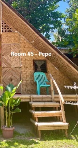 マンバヤオ Borbon'S Treehouse By The Sea Bed & Breakfast エクステリア 写真